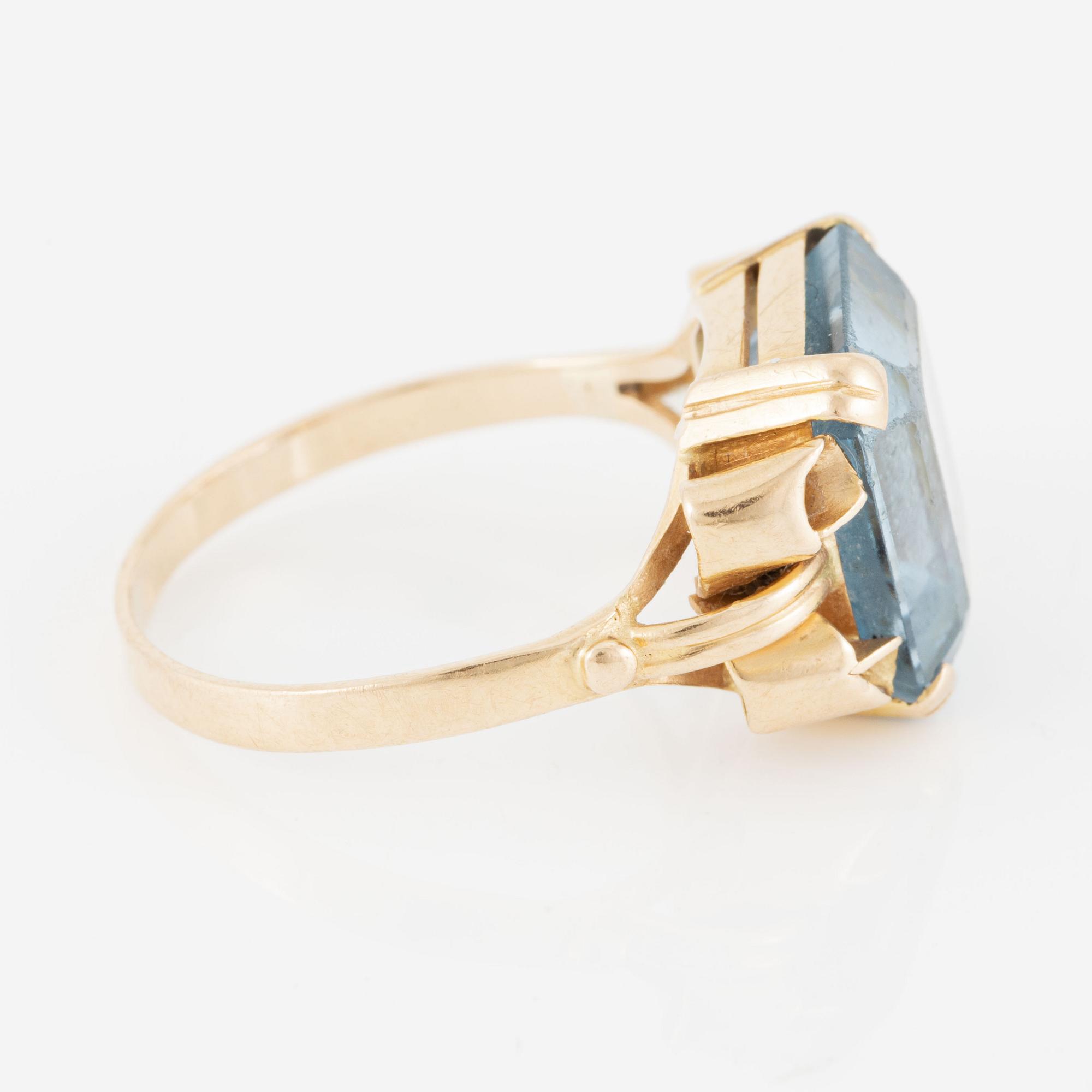Ring 18K gold with a blue synthetic stone.