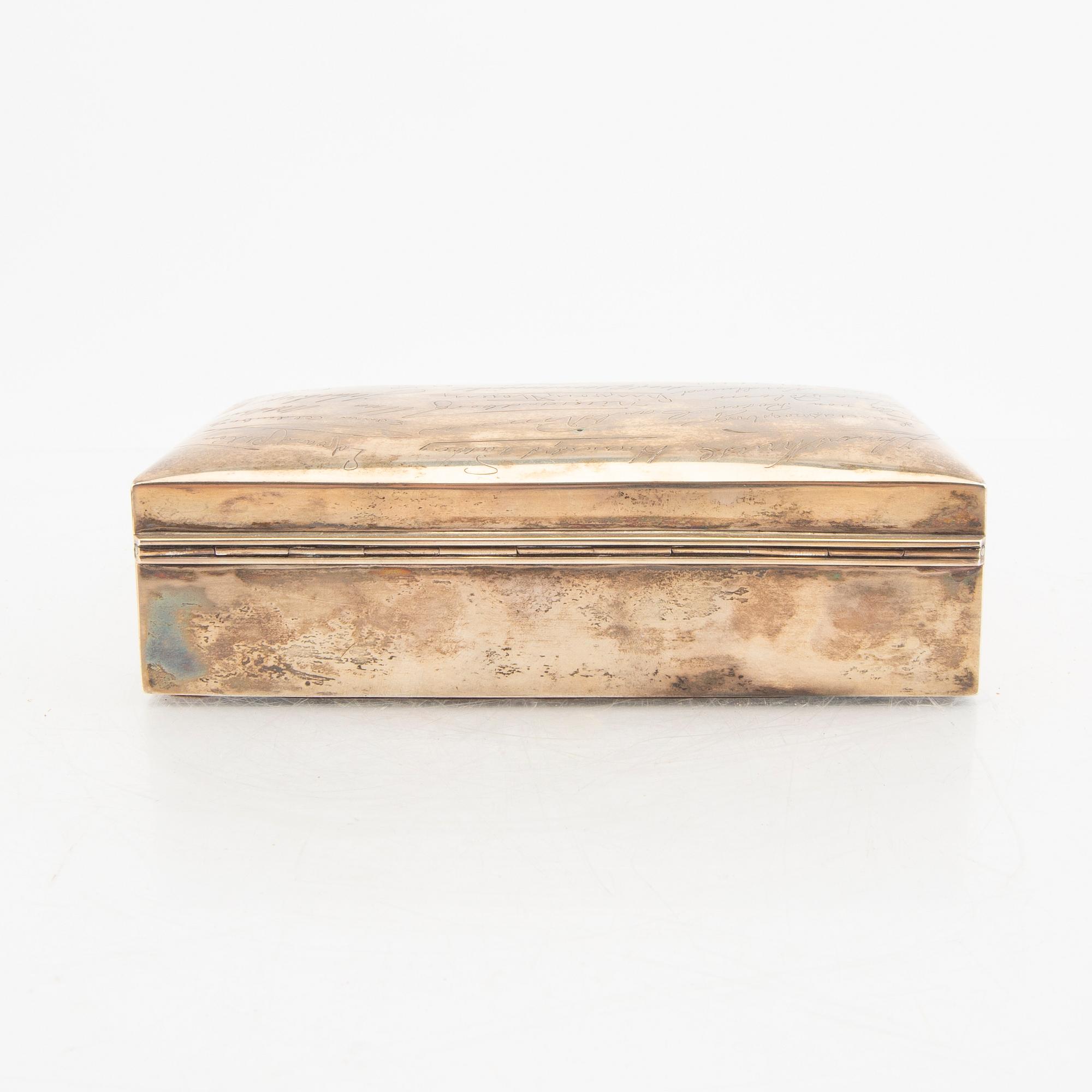 A Swedish 20th century silver cigarette case mark of CG Hallberg Stockholm 1914, total.