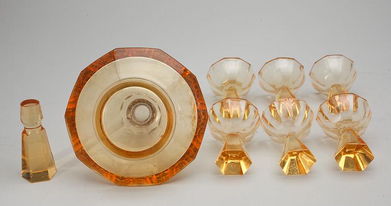 FLASKA samt GLAS, 1 + 6 glas och silver, art deco, Lettland, 1900-talets första hälft.