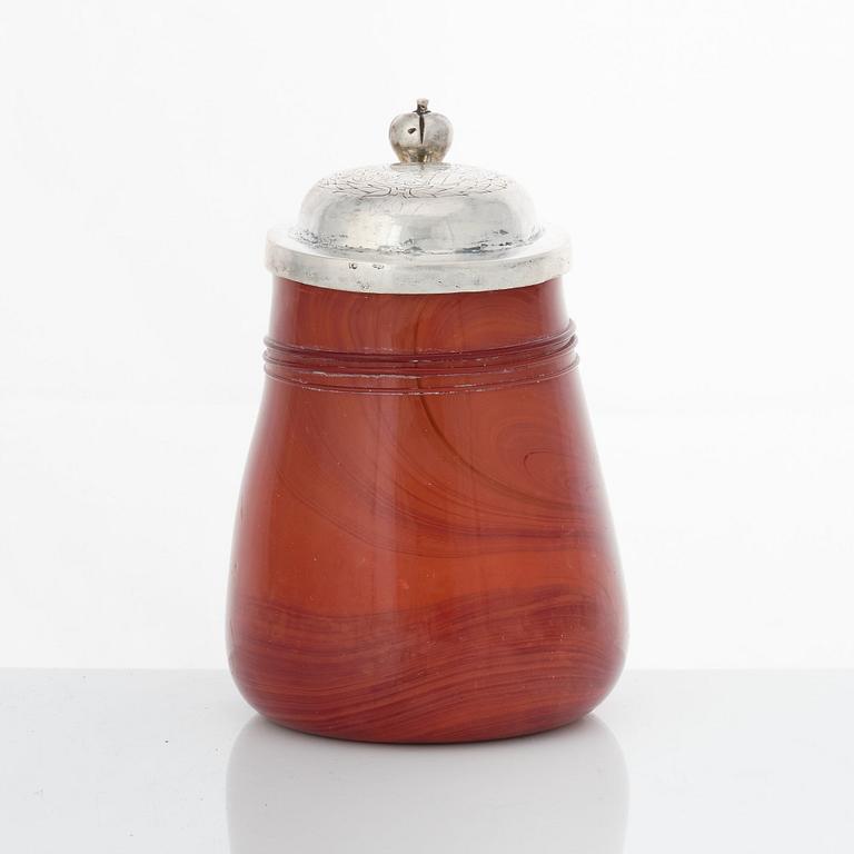 Mugg med lock, glas imiterande agat och lock av silver, ostämplad, Nordeuropa omkring 1600.