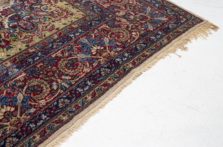A Kerman carpet, approx. 420 x 300 cm.