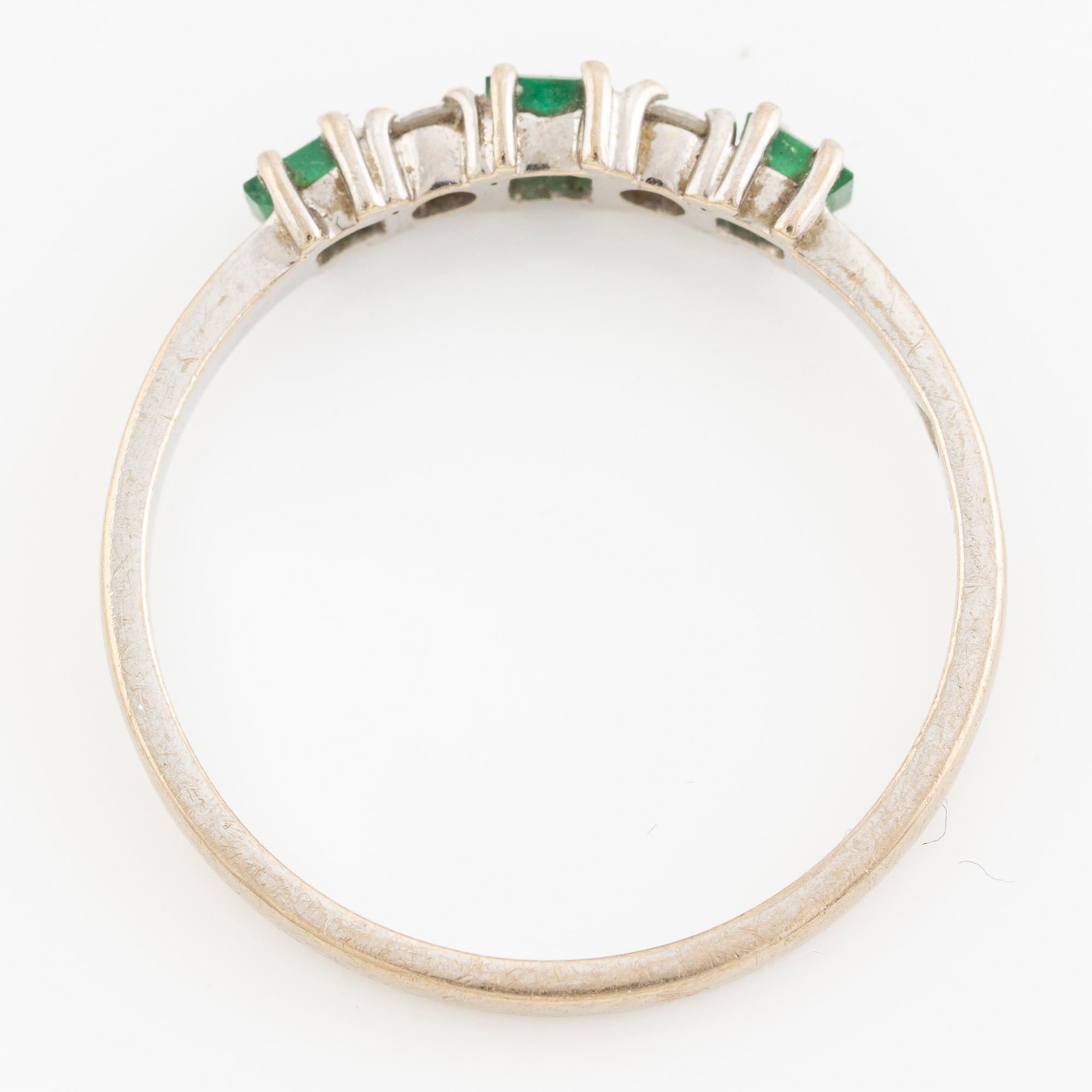 Ring, eternity ring 18K white gold with emeralds and brilliant-cut diamonds.