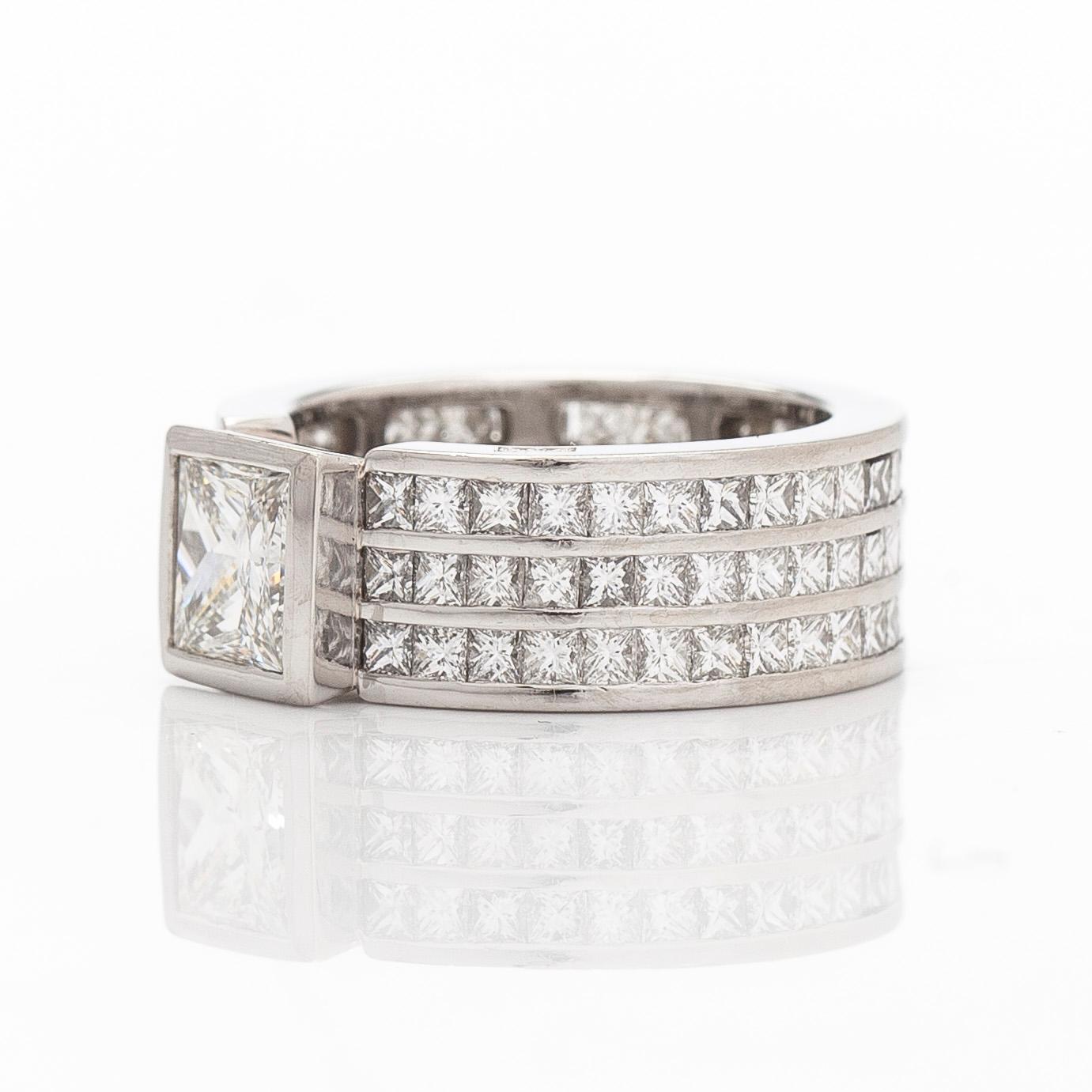 Sormus, platinaa ja princess-hiottuja timantteja yhteensä noin 4.21 ct.