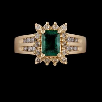 RING, 14k guld med smaragdslipad smaragd samt briljantslipade diamanter. Vikt 5 g.
