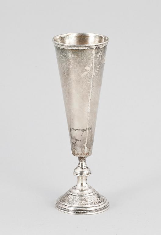 BÄGARE, 2 st, samt vas, silver, Moskva, Ryssland. Omkring 1900. Vikt ca 154 g.