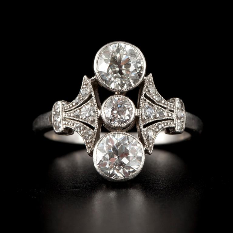 RING, antikslipade diamanter ca 1.5 ct. TW/SI-P. Platina. Vikt 4,17 g.