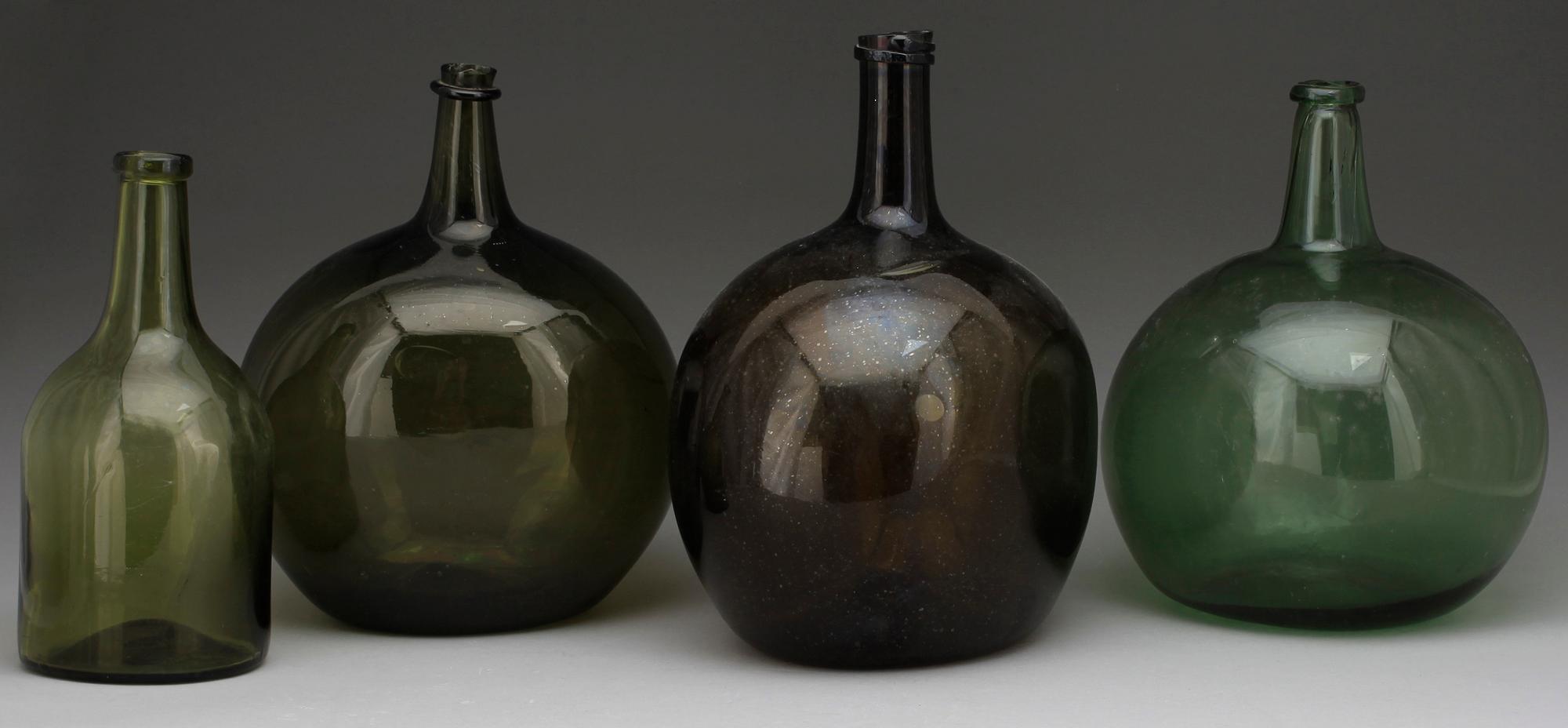 FLASKOR, glas, 4 st, 1700/1800-tal.