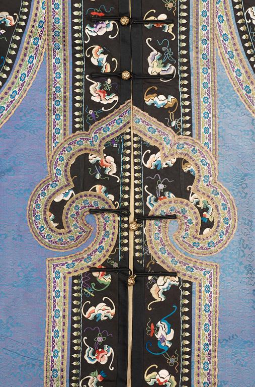 A CHINESE VEST, silk. Height 140 cm. Around 1900.