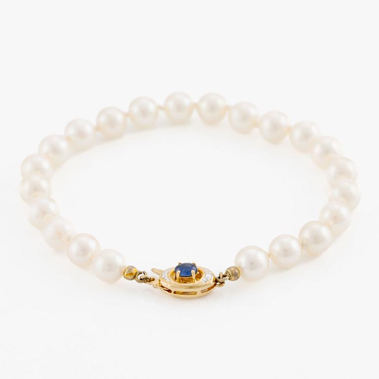 Bracelet, with cultured pearls, with a clasp in 18K gold set with cabochon-cut sapphire.