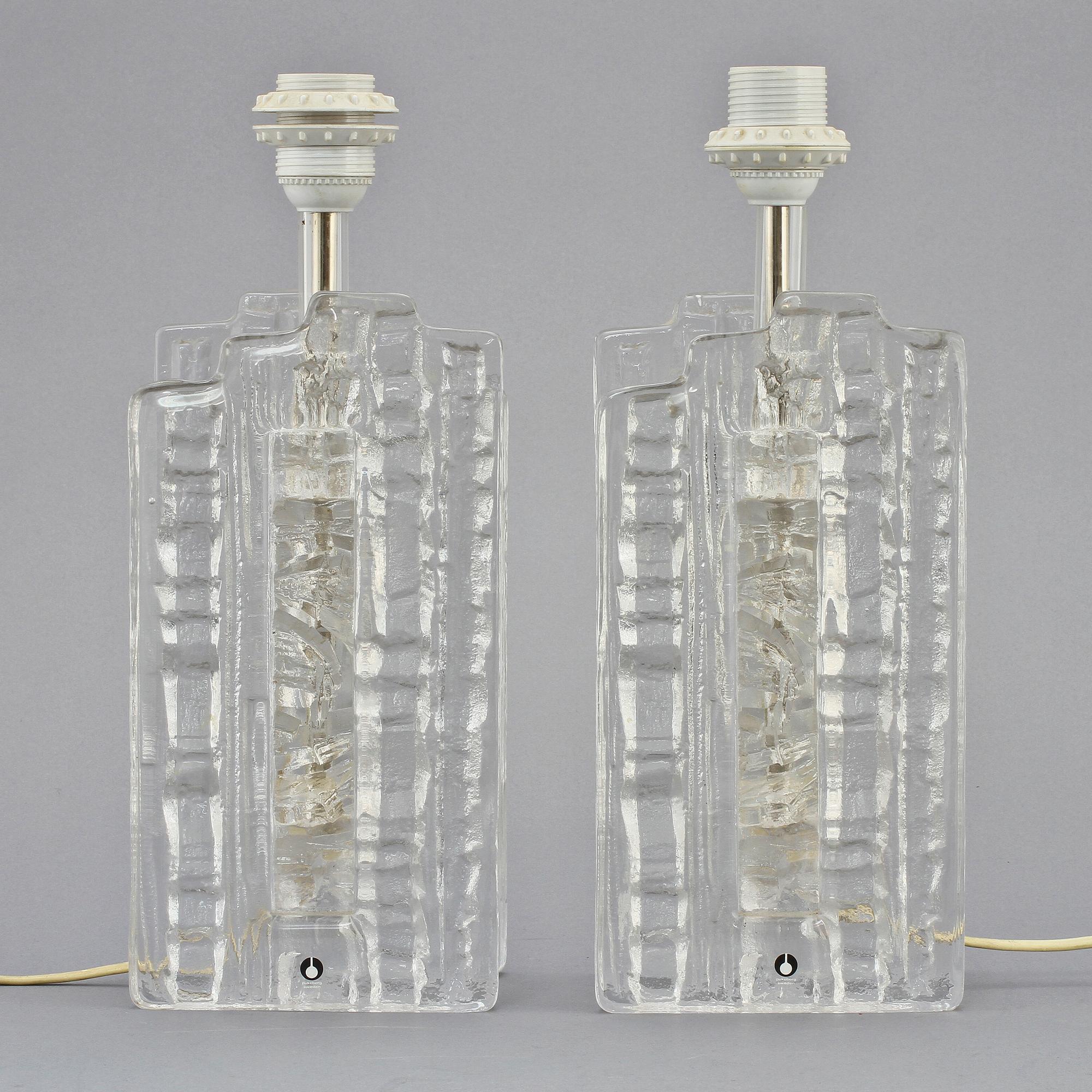 BORDSLAMPOR, ett par, Pukeberg, 1900-talets andra hälft.