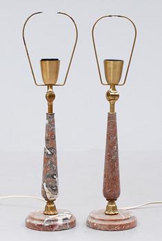 BORDSLAMPOR, 1 par, marmor och mässing, 1900-talets andra hälft.