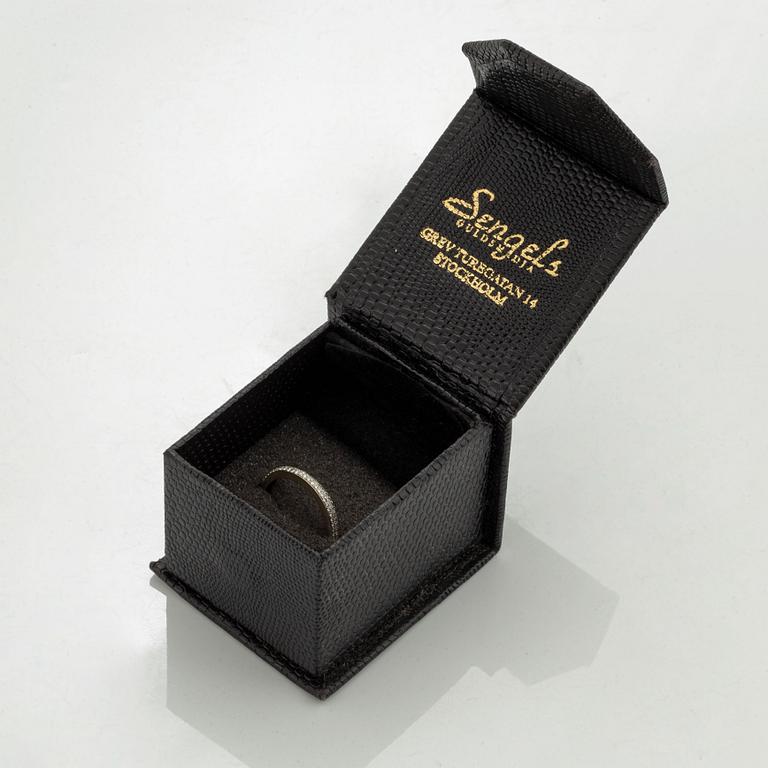 18K gold and small brilliant-cut diamond ring.