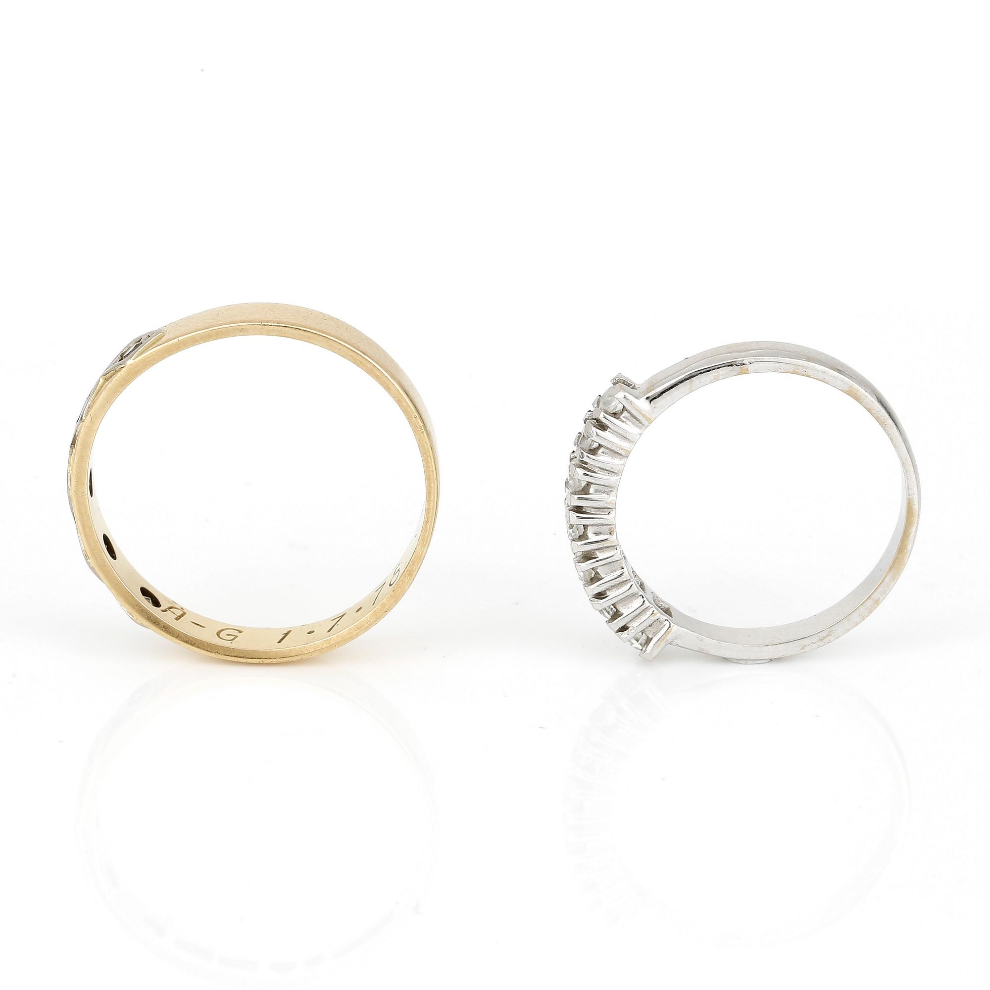 RINGAR, 2 st, med vita stenar, 18K guld.
