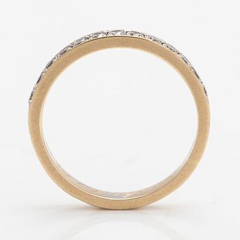 An 18K gold ring with diamonds ca. 0.39 ct in total.