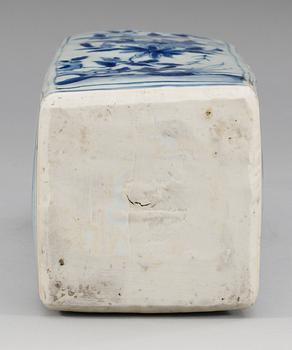 A blue and white bottle, Ming dynasty, Wanli (1573-1613).