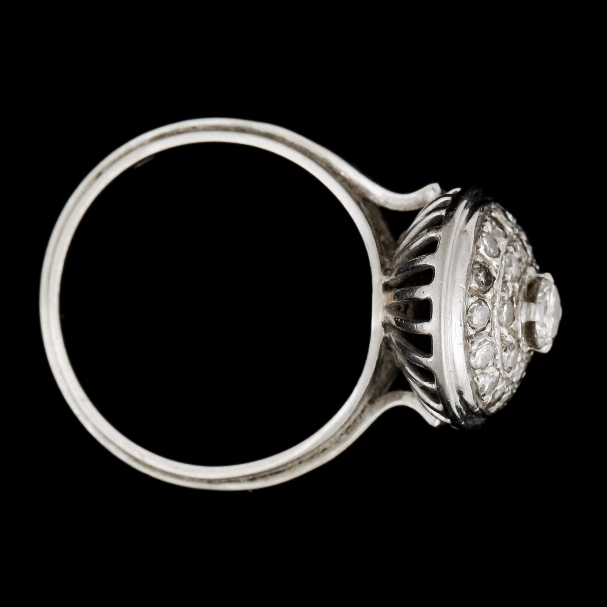 RING, 18k vitguld med diamanter mittsten ca0,22ct, mindre diamanter tot ca0,24ct. Vikt 5,8g.
