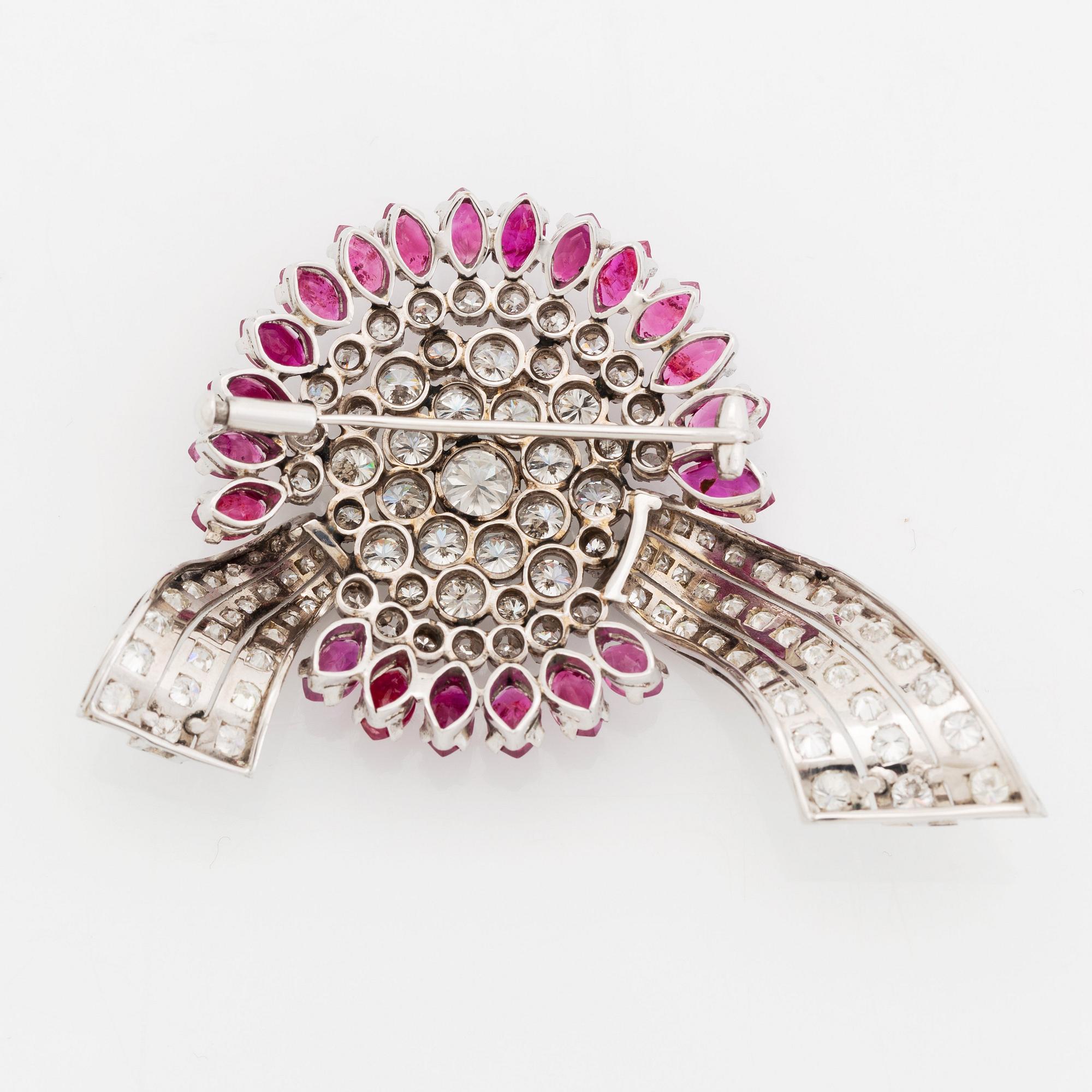 Brosch 18K vitguld med runda briljantslipade diamanter och navettslipade rubiner.