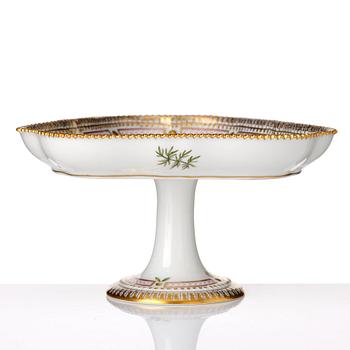 A Royal Copenhagen 'Flora Danica' cakestand, Denmark, 20th Century.