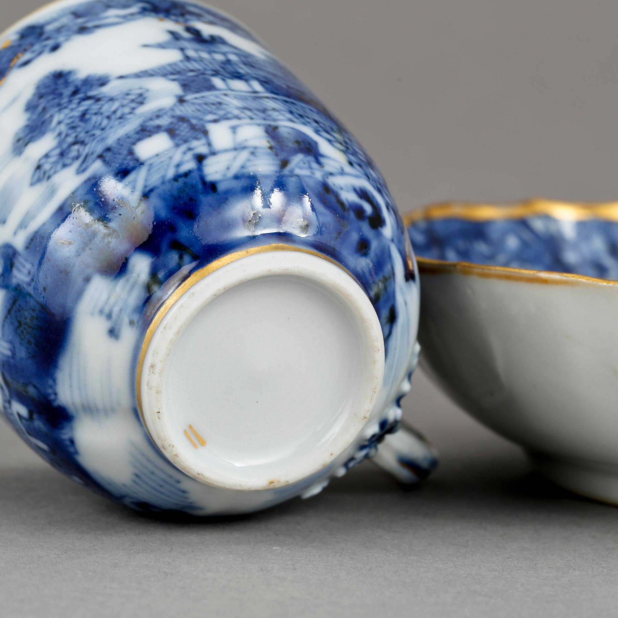 TERRIN samt KOPP med FAT, porslin, Qingdynastin, Kina, Qianlong (1736-95).