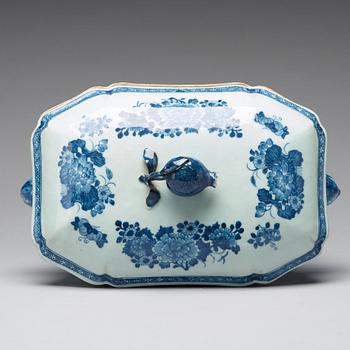 A blue and white tureen with cover, Qing dynasty, Qianlong (1736-95).