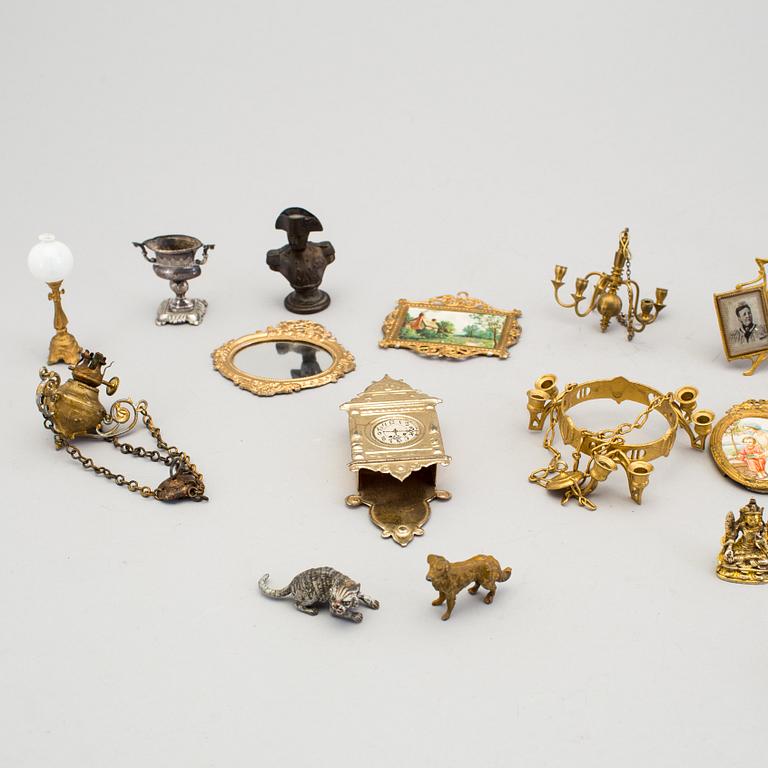 A lof of fifty pieces of dollhouse furniture and accessories, 19/20th century.