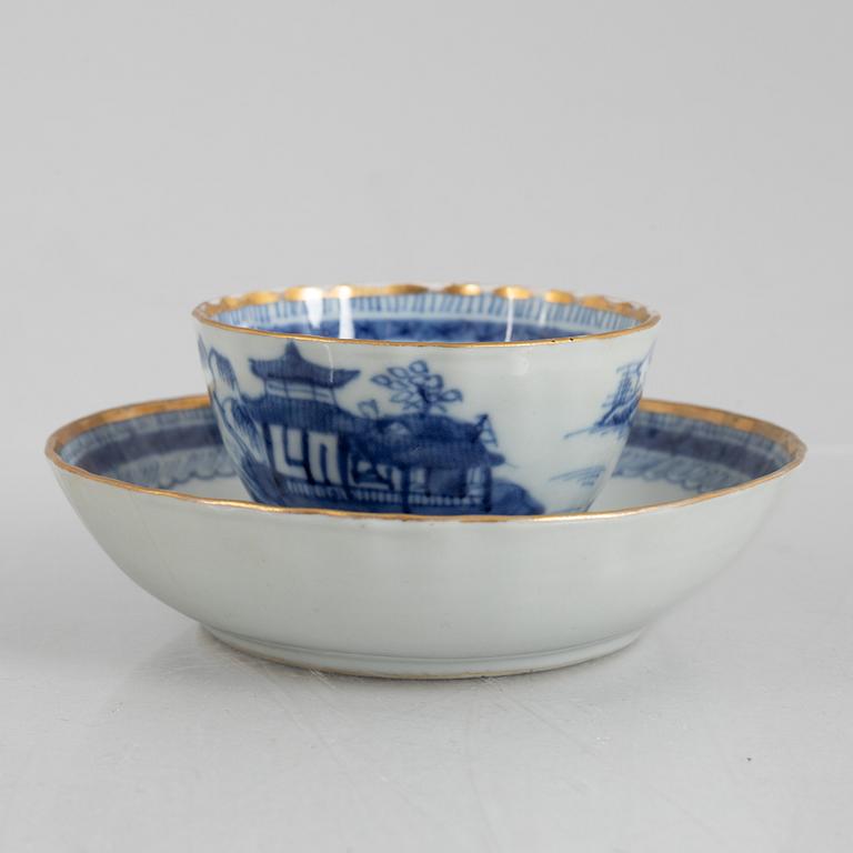 A blue and white export porcelain cup with saucer and four small dishes, China, Qing dynasty, 18th/19th century.