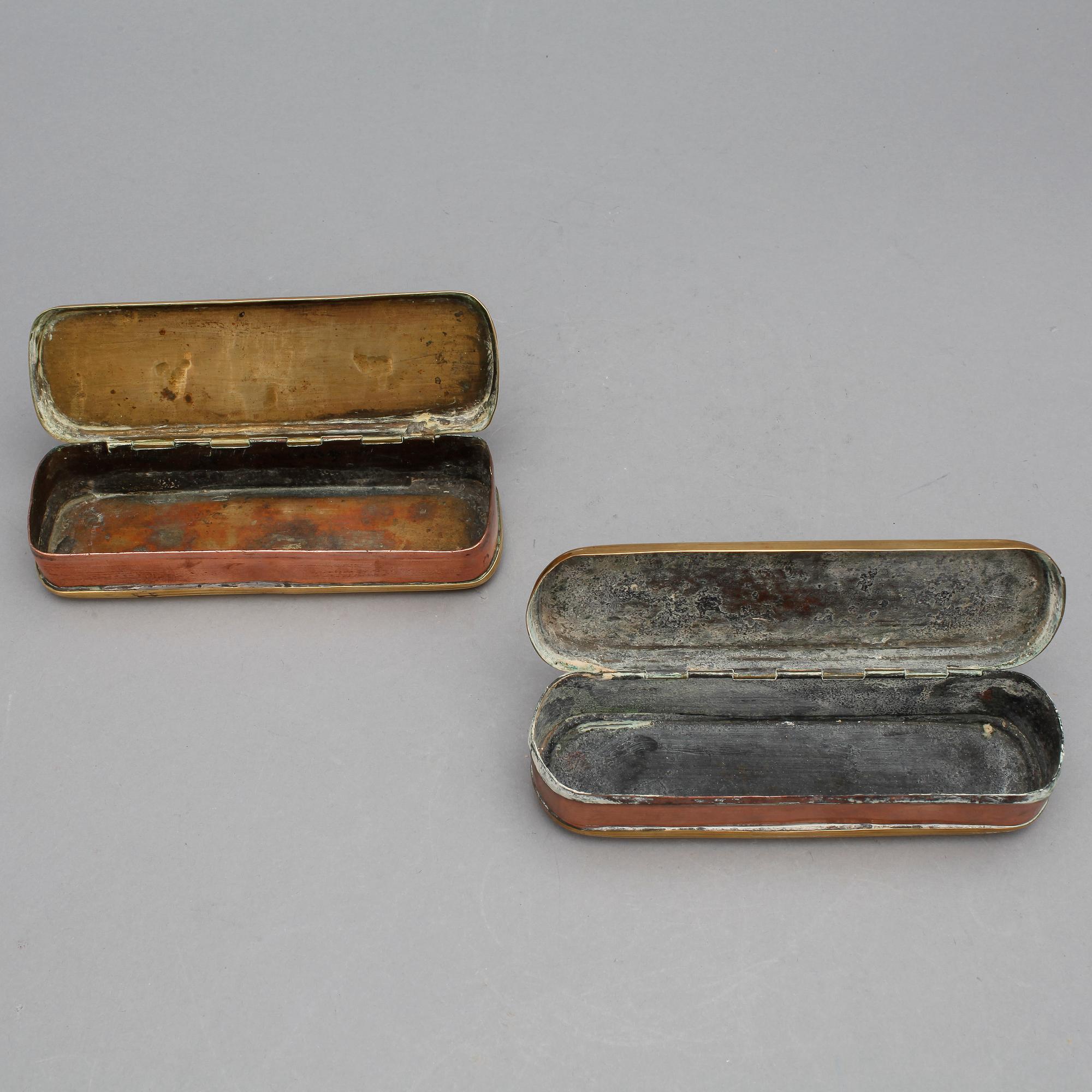 KALENDERDOSOR, 2 st, mässing och koppar, Holland 1700/1800-tal.