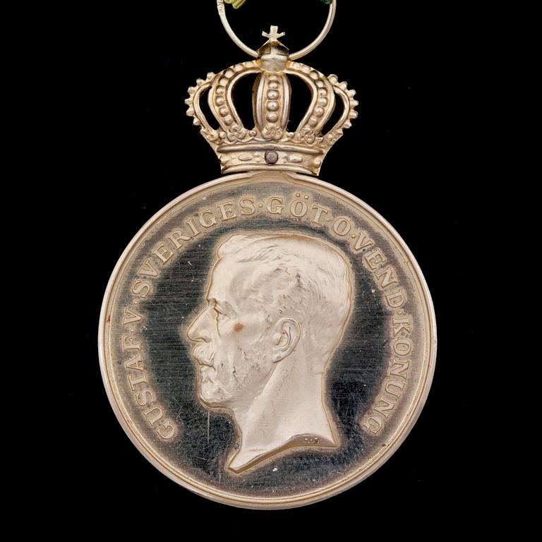 MEDALJ, guld 18k, 1945. Vikt ca 29 gram.