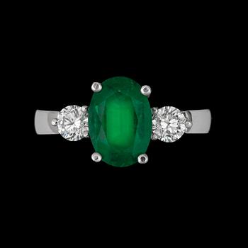 1045. RING, smaragd 1.82 ct. samt två briljantslipade diamanter, tot. 0.54 ct.