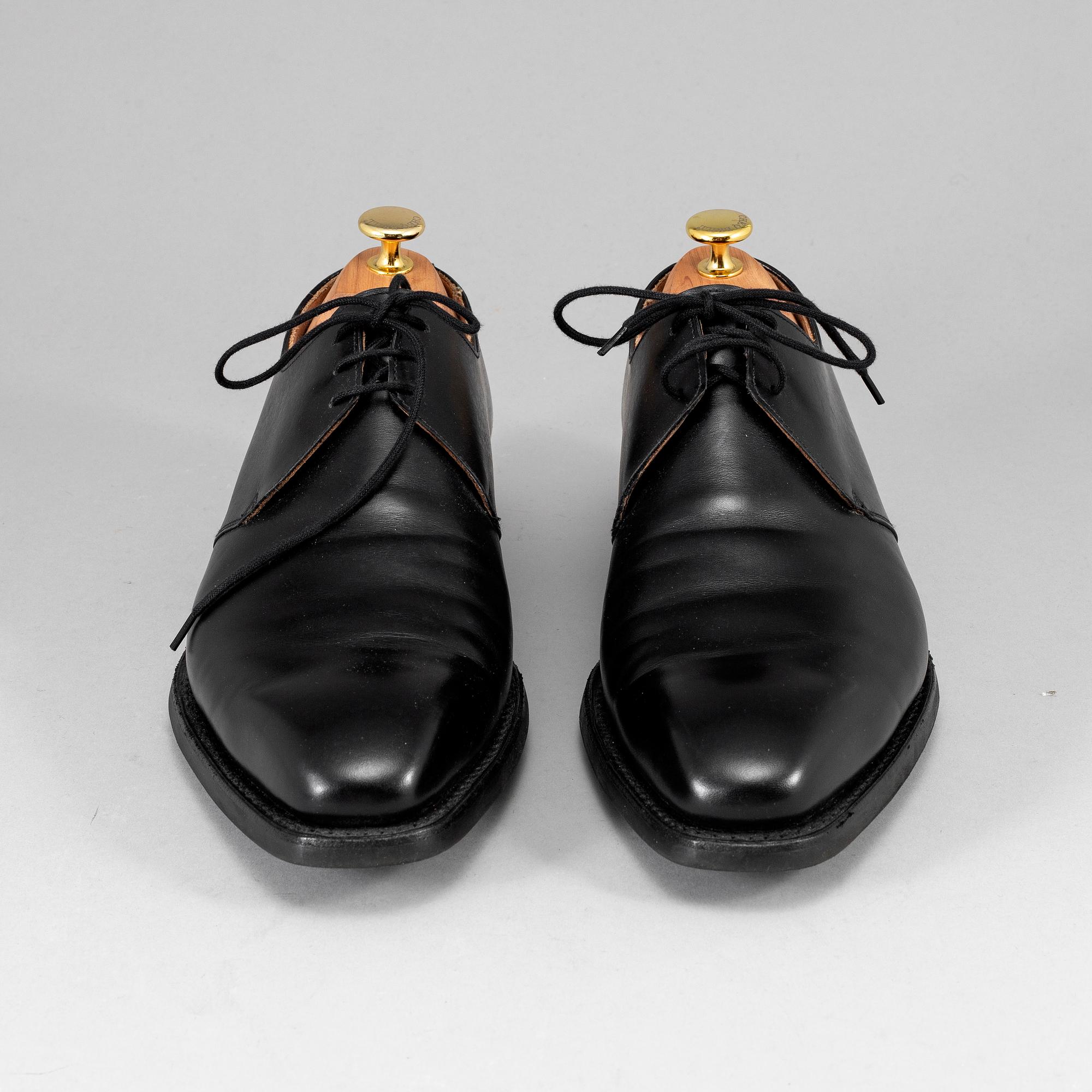 CROCKETT & JONES, a pair of black leather 'Highbury' shoes, size 8.