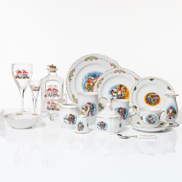 Christmas service, 77 pieces, Christineholm, second half of the 20th century.