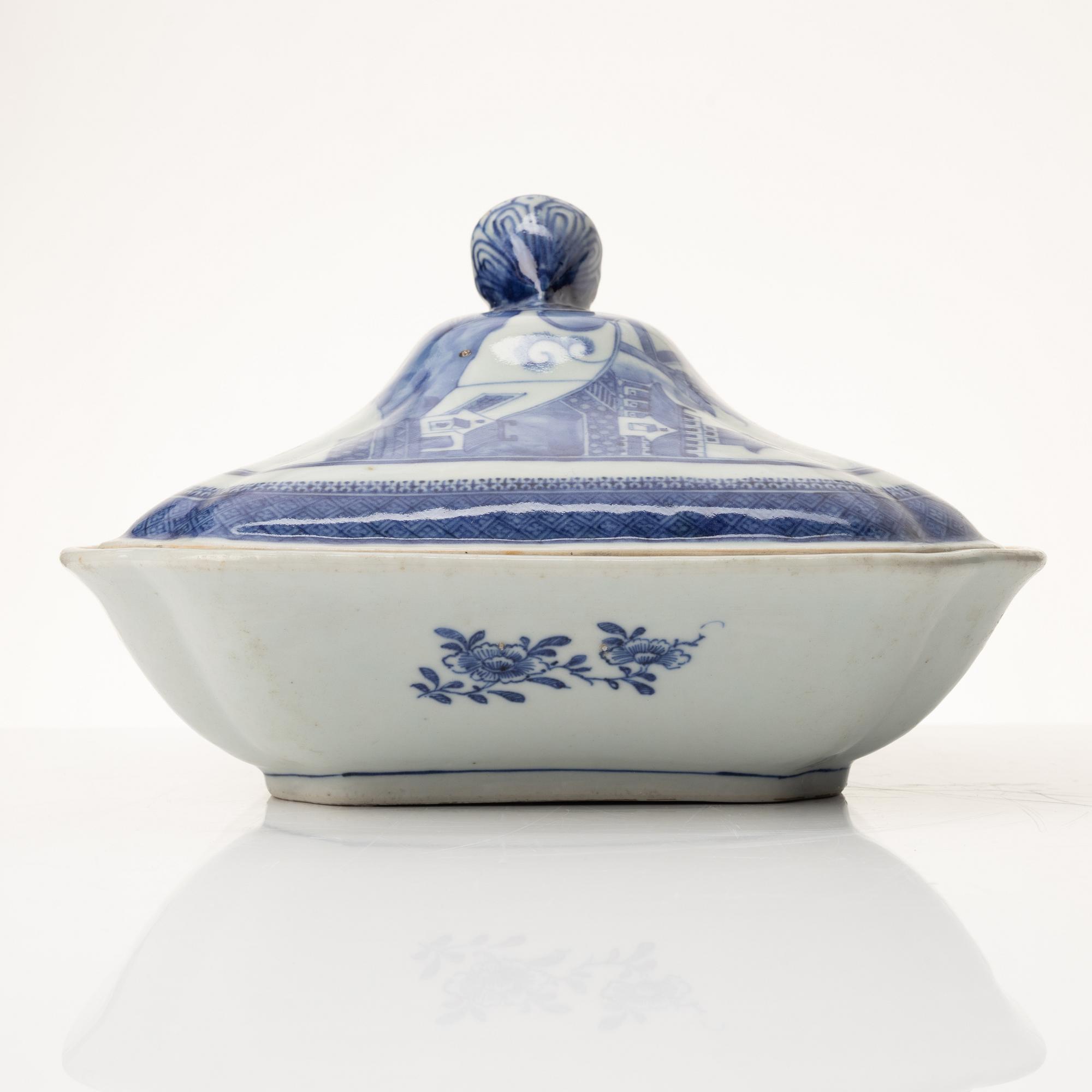 Karott med lock, porslin. Qingdynastin, Jiaqing (1796-1820).