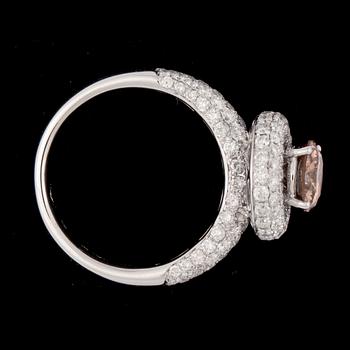 A brandy coloured diamond, 1.33 cts, ring and white diamonds, tot. app. 1.90 cts.