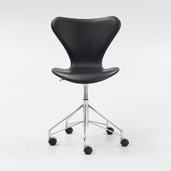 Arne Jacobsen, a leather upholstered 'Series 7´' office chair, Fritz Hansen Denmark, dated 2017.