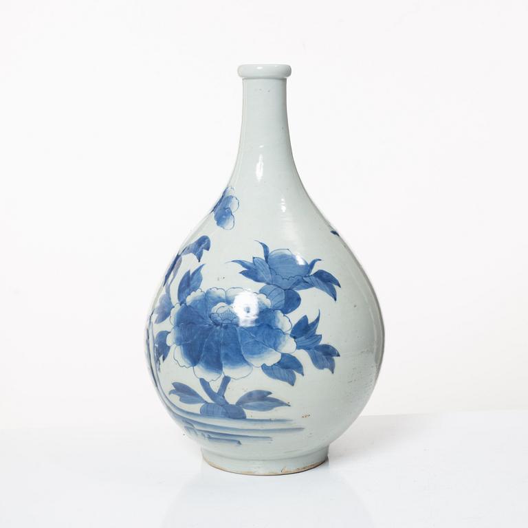 A Korean blue and white porcelain vase, late Joseon dynasty, 19th century.