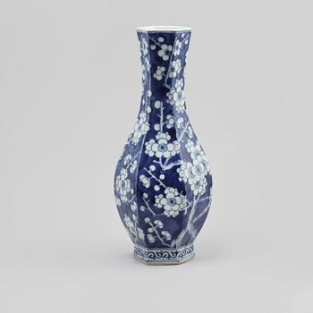 VAS, porslin, Kina, 1900-tal/modern tillverkning.