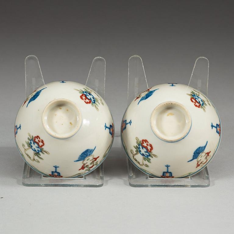 A pair of small wucai bowls, Qing dynasty (1644-1912).