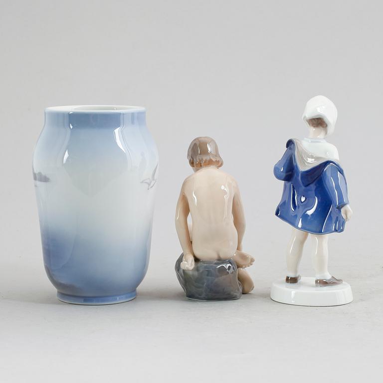 FIGURER, 2 st samt VAS, porslin, Danmark, 1900-talets andra hälft.