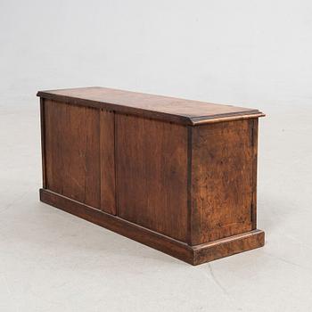 Bordsvitrin, 1800-tal.