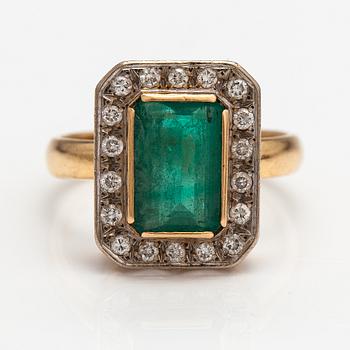 Sormus, 18K kultaa, smaragdi ja timantteja n. 0.36 ct yht. Tampereen Kulta- ja Jalokivipaja Oy, Tampere 1987.