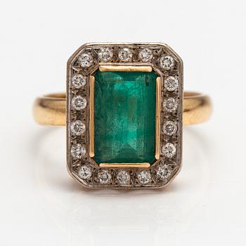 An 18K gold ring with an emerald and diamonds ca. 0.36 ct in tota. Tampereen Kulta- ja Jalokivipaja Oy, Tampere 1987.