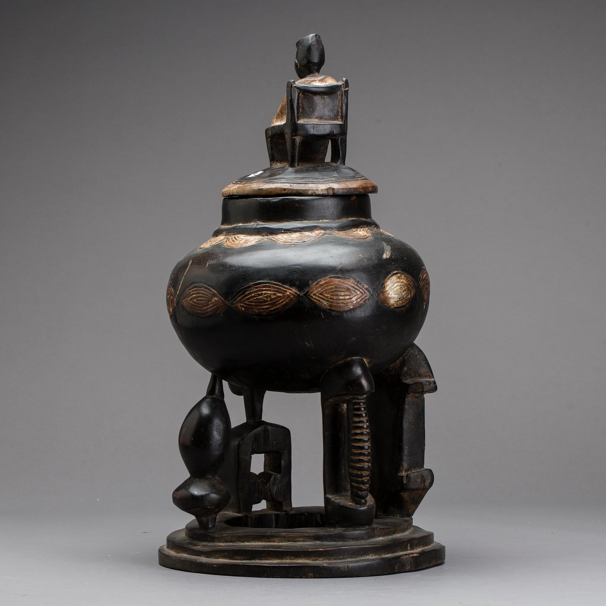 URNA MED LOCK, trä, etnografika.