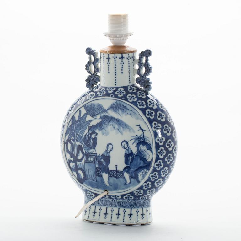BORDSLAMPA/PILGRIMSFLASKA, porslin, Kina, 1800-tal.
