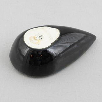 Lisa Larson, askfat och väggrelief ur serien "Harlekin" och ljusstake ur serien "Advent", Gustavsberg.