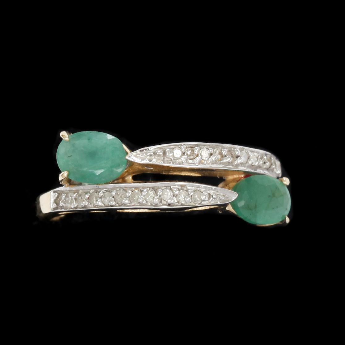 RING, 9k guld med diamanter tot ca 0,15 ct, samt gröna stenar. Vikt 2,2 g.