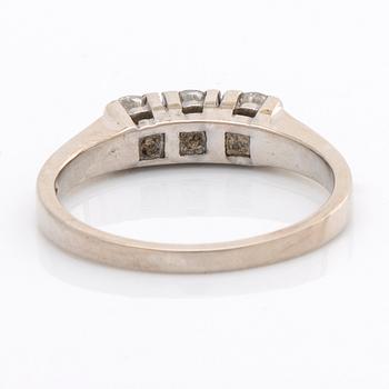 RING 18K whitegold 3 brilliant-cut diamonds 0,58 ct in total inscribed.
