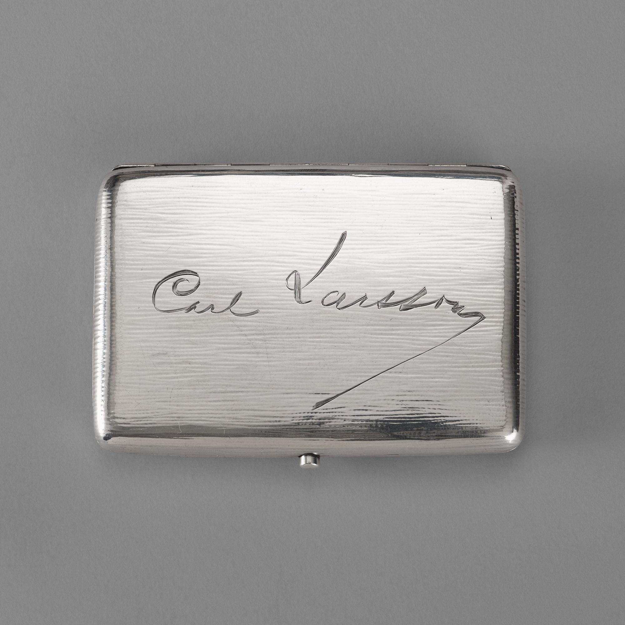 CIGARETTETUI, av C.G. Hallberg, Stockholm 1901. Med gravyren: Carl Larsson/Zorn.