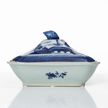 Tureen with lid, porcelain China 19th century.