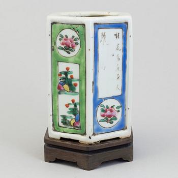 A 19th century Qing dynasty Chinese brushpot.