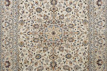 A Kashan carpet, c. 305 x 200 cm.